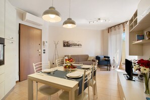 Dining - Apartment 'Casa Rosada Monza Autodromo' with Balcony, Wi-Fi and Air Conditioning (nova milanese)