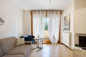 TV - Apartment 'Casa Rosada Monza Autodromo' with Balcony, Wi-Fi and Air Conditioning (nova milanese)