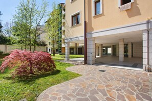 Exterior - Apartment 'Casa Rosada Monza Autodromo' with Balcony, Wi-Fi and Air Conditioning (nova milanese)