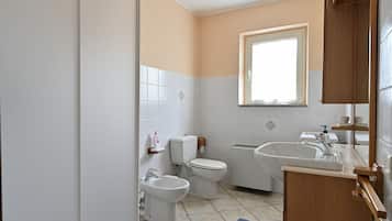 Douche, sĂšche-cheveux, serviettes fournies