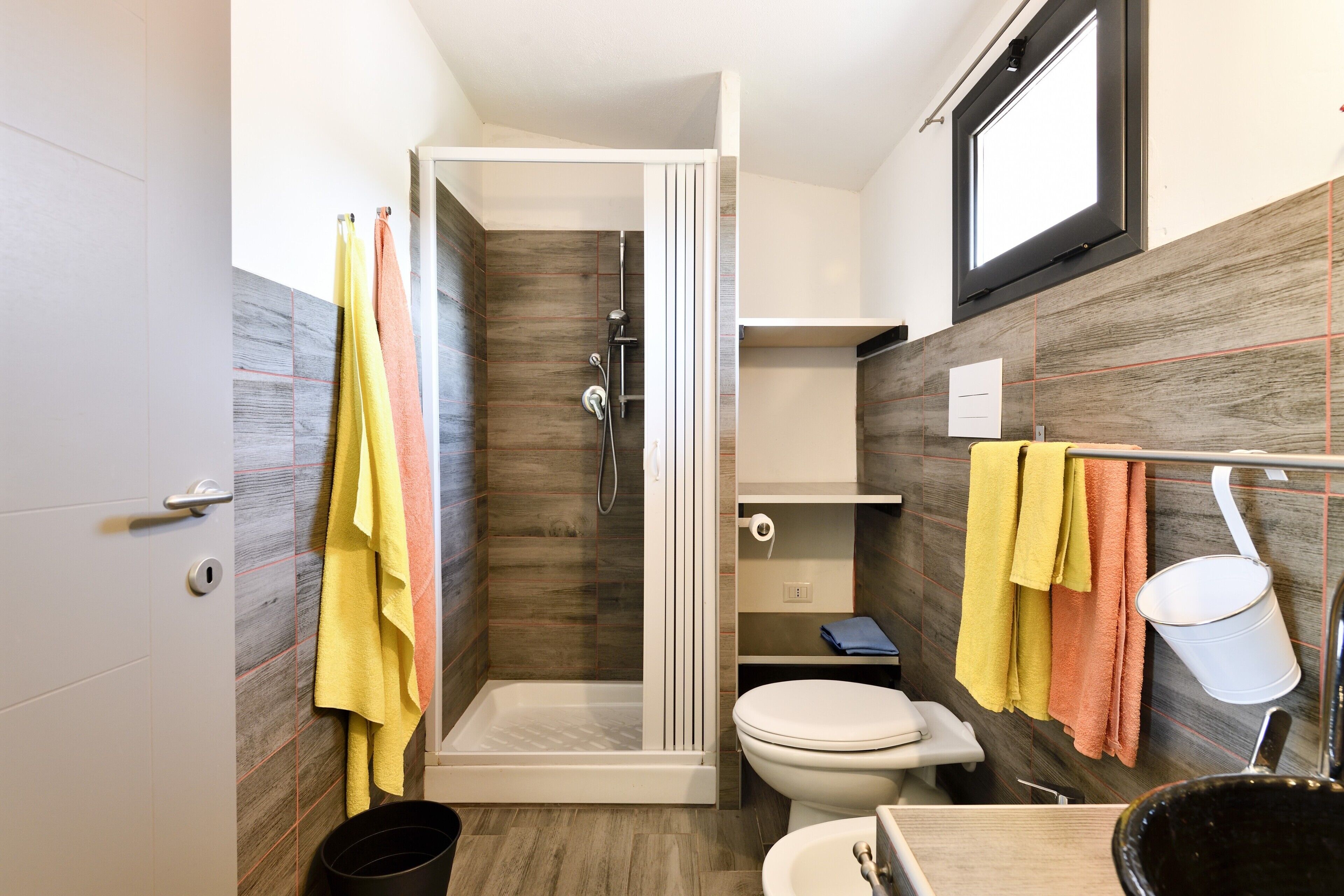 Regadera, secadora de cabello, toallas 