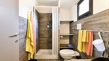 Regadera, secadora de cabello, toallas