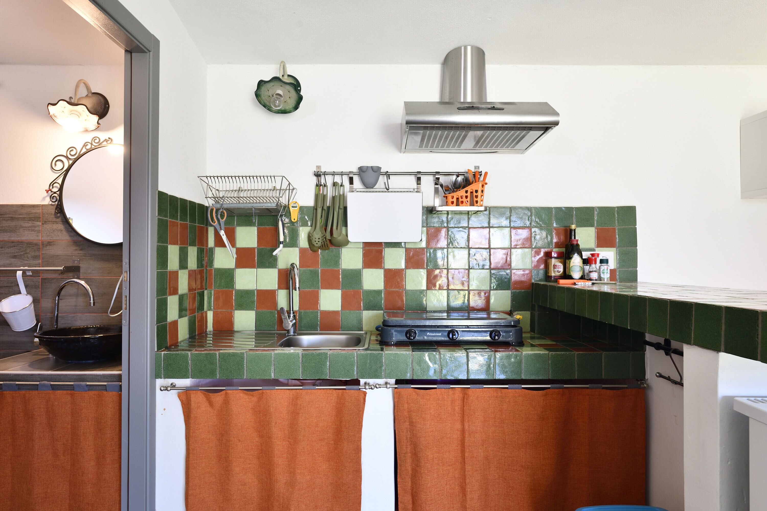 Réfrigérateur, micro-ondes, plaque de cuisson, grille-pain