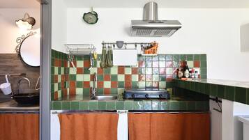 Kühlschrank, Mikrowelle, Herdplatte, Toaster