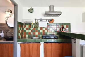 Réfrigérateur, micro-ondes, plaque de cuisson, grille-pain