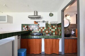 Réfrigérateur, micro-ondes, plaque de cuisson, grille-pain