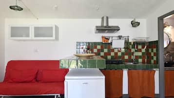 Frigorifero, microonde, piano cottura, tostapane