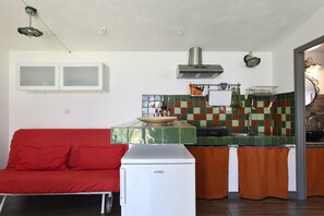 Refrigerador, microondas, placa de cocina, tostadora