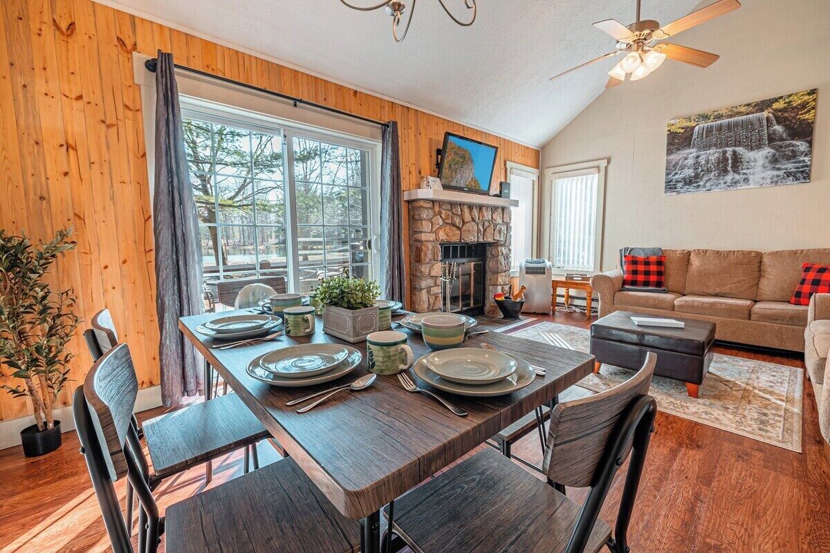 Pond View with FREE Big Boulder Club Access and Fireplace