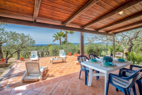 Villa 'Sa Domo Su Sole' avec vue sur la mer, terrasse privée et Wi-Fi