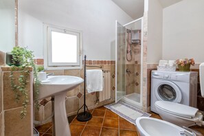 Regadera, secadora de cabello, toallas 