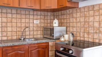 KĂŒhlschrank, Mikrowelle, Ofen, Herdplatte