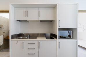Kühlschrank, Mikrowelle, Herdplatte, Wasserkocher mit Kaffee-/Teezubehör