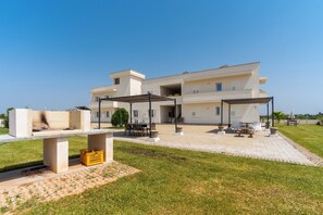 Outdoor dining - Apartment 'Le Scuderie 7' with Shared Pool, Wi-Fi and Air Conditioning (Galatone)