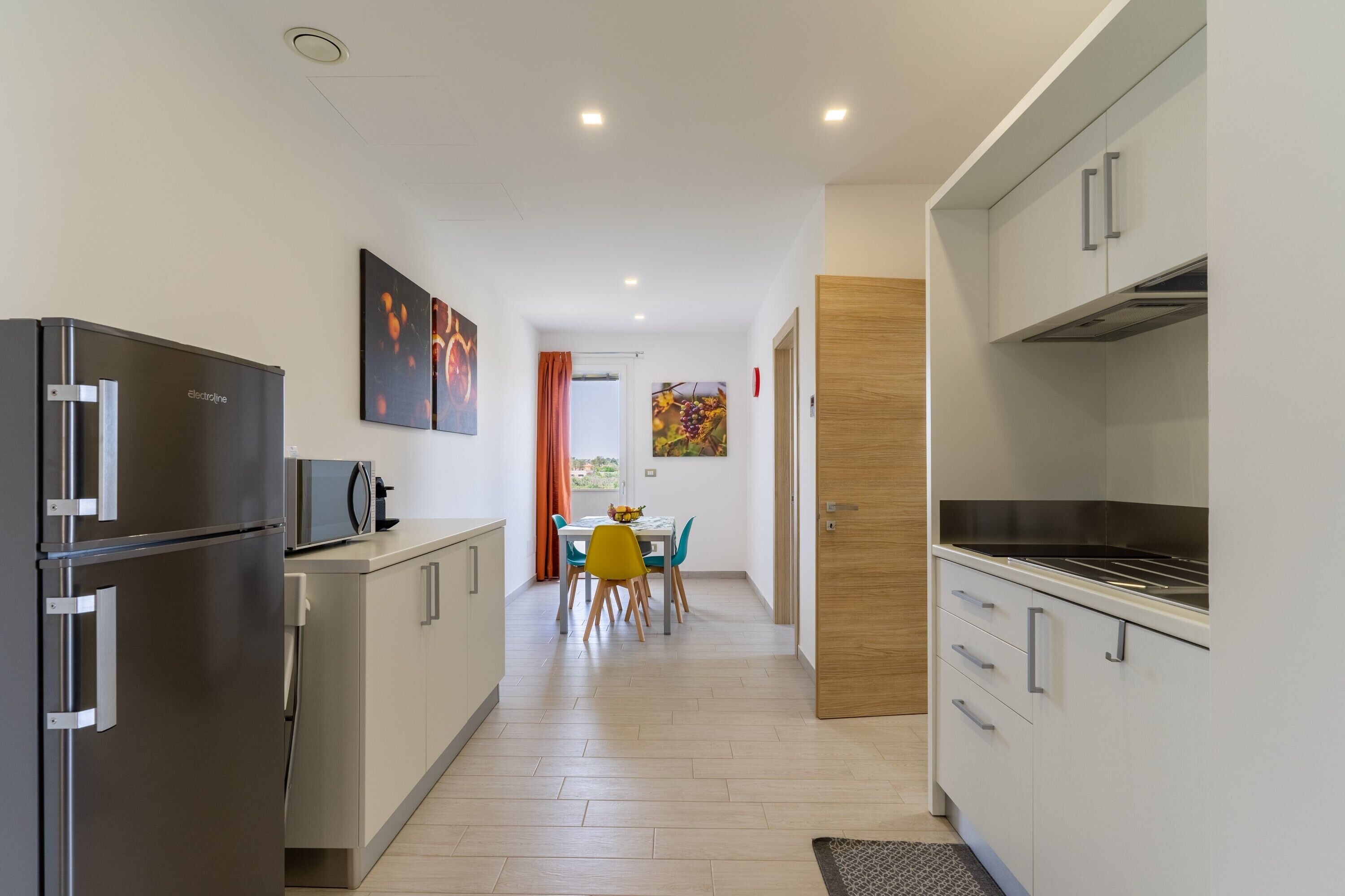 Een koelkast, een magnetron, een kookplaat