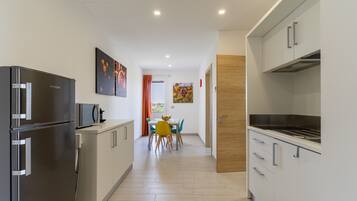 Een koelkast, een magnetron, een kookplaat