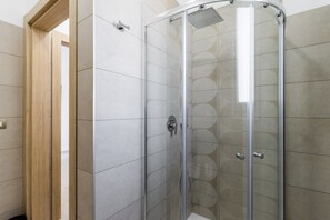 Dusche, kostenlose Toilettenartikel, Haartrockner, Handtücher