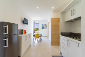 ثلاجة، ميكروويف، موقد طهي مسطح، ماكينة لصنع القهوة/الشاي