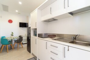 Kühlschrank, Mikrowelle, Herdplatte, Wasserkocher mit Kaffee-/Teezubehör