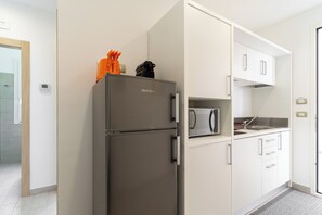 Kühlschrank, Mikrowelle, Herdplatte, Wasserkocher mit Kaffee-/Teezubehör