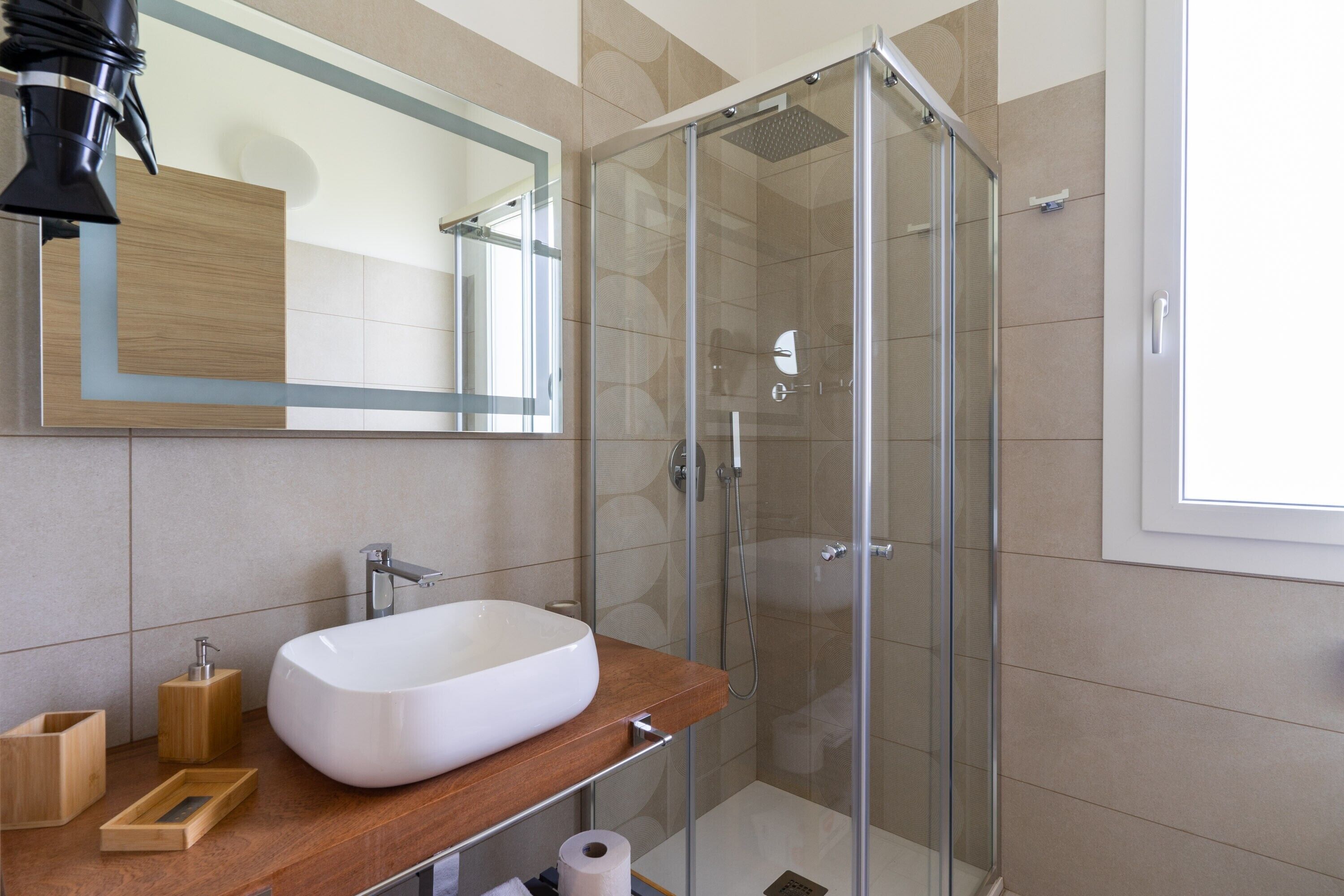 Een douche, een haardroger, handdoeken