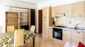 Frigorifero, forno, piano cottura, macchina per tè/caffè