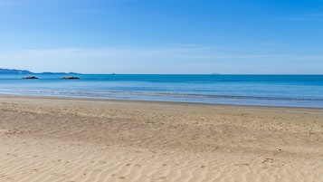 Una spiaggia nelle vicinanze