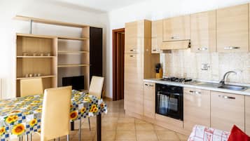 Réfrigérateur, four, plaque de cuisson, cafetiÚre/bouilloire