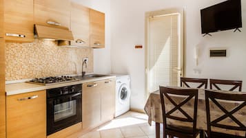 Kjøleskap, ovn, kokeplater og kaffetrakter/tekoker