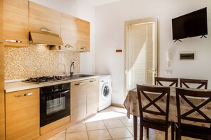 Fridge, oven, stovetop, coffee/tea maker