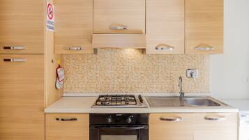 Frigorifero, forno, piano cottura, macchina per tè/caffè