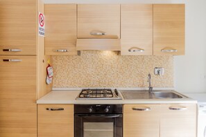 Geladeira, fogão, cooktop, cafeteira/chaleira