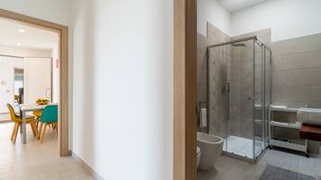 Shower, hair dryer, towels