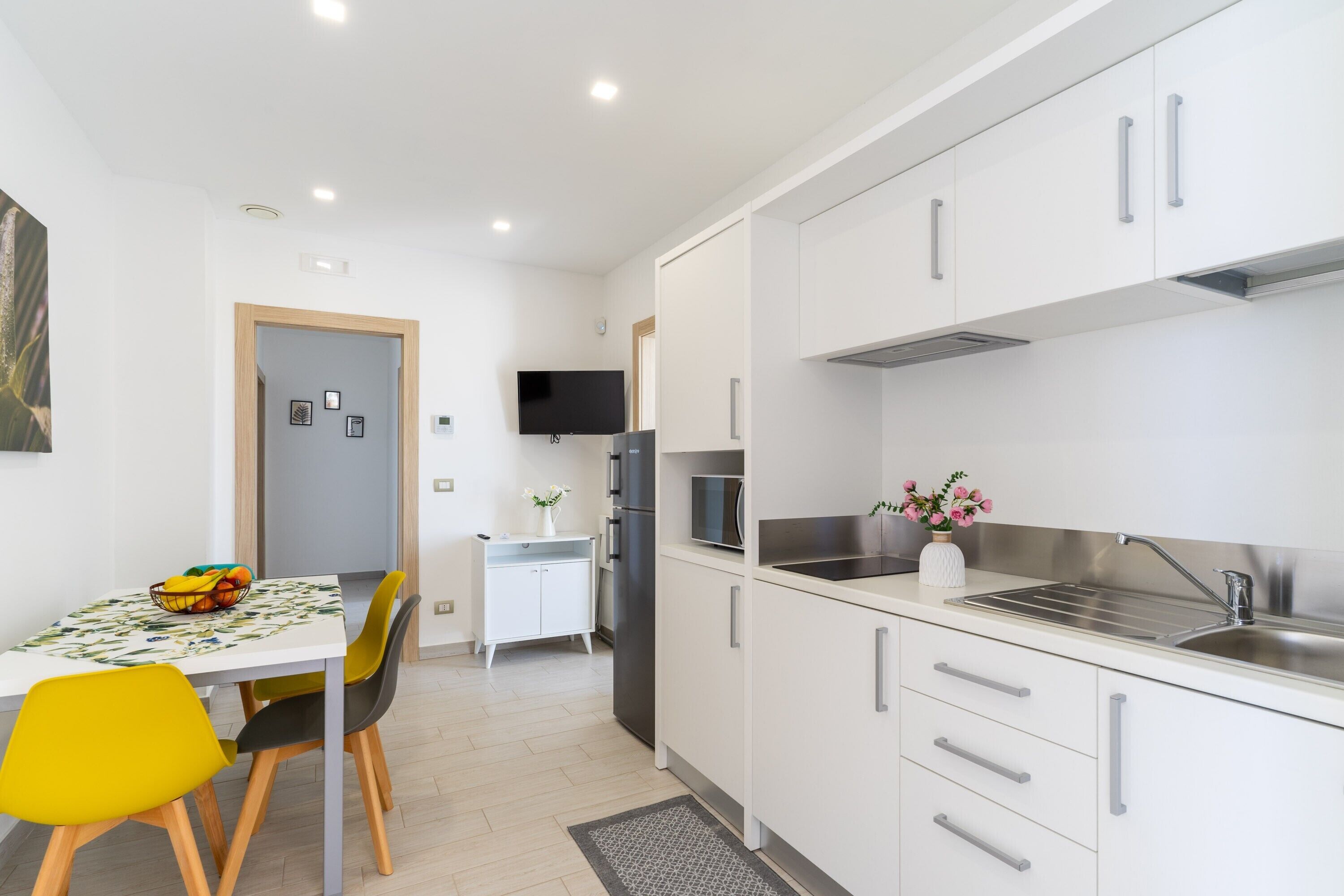 Kühlschrank, Mikrowelle, Herdplatte, Wasserkocher mit Kaffee-/Teezubehör