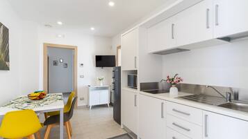 Kühlschrank, Mikrowelle, Herdplatte, Wasserkocher mit Kaffee-/Teezubehör