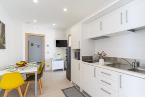 Jääkaappi, mikroaaltouuni, liesi, kahvin-/teenkeitin