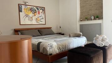 4 bedrooms, in-room safe, desk, iron/ironing board