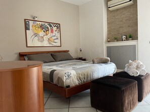 4 bedrooms, in-room safe, desk, iron/ironing board - Sky & Green Luxury Apartment  (Boscoreale)