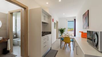 Frigorifero, microonde, piano cottura, macchina per tè/caffè