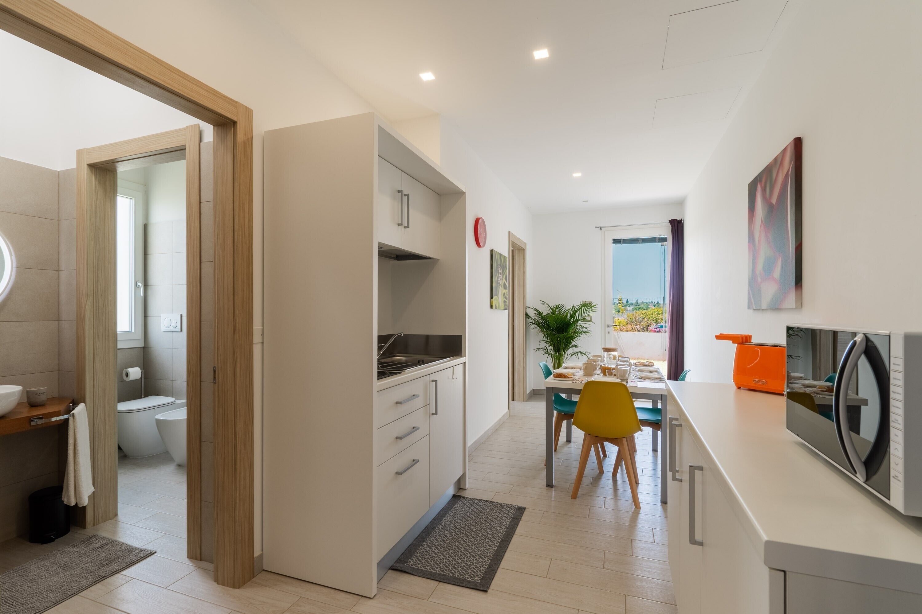 Refrigerador, microondas, parrilla de estufa y cafetera y tetera 