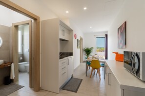 Køleskab, mikrobølgeovn, kogeplade, kaffe-/temaskine