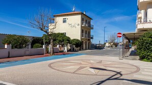 A building with a balcony, a blue pedestrian area, and a no-entry sign. - Holiday Apartment 'Aria' close to the Beach with Shared Terrace & Balcony (Follonica)