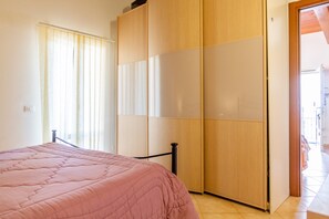 1 bedroom, bed sheets