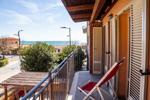 Property grounds - Holiday Apartment 'Fuoco' with Sea View & Balcony (Follonica)