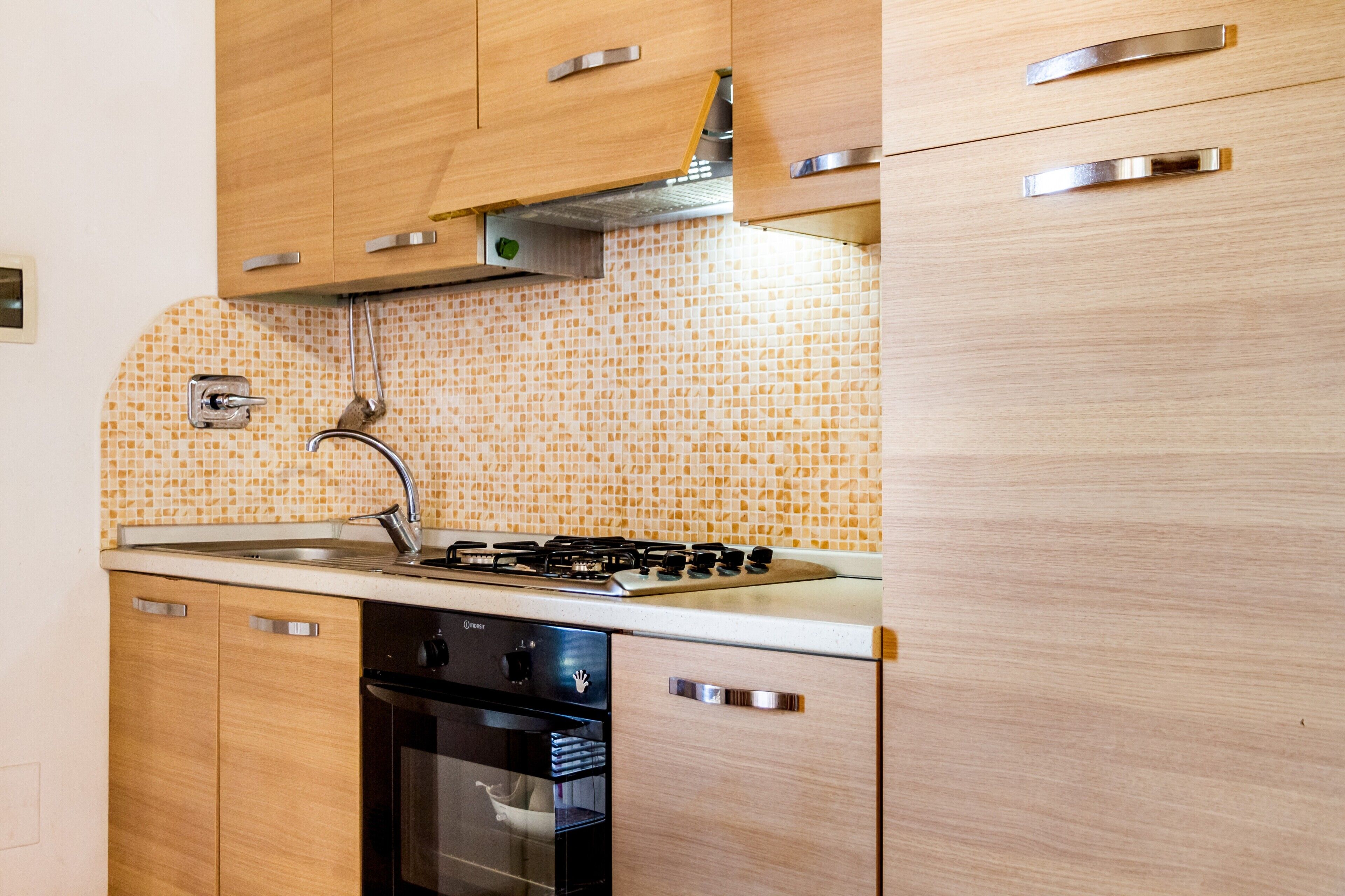 Frigorifero, forno, piano cottura, macchina per tè/caffè