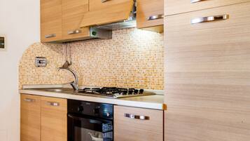 Frigorifero, forno, piano cottura, macchina per tè/caffè