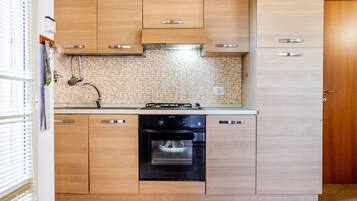 Réfrigérateur, four, plaque de cuisson, cafetiÚre/bouilloire