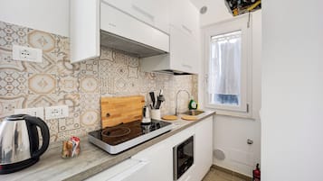 Refrigerador, microondas, placa de cocina, cafetera/tetera