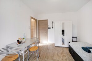 1 dormitorio, tabla de planchar con plancha, wifi gratis y ropa de cama