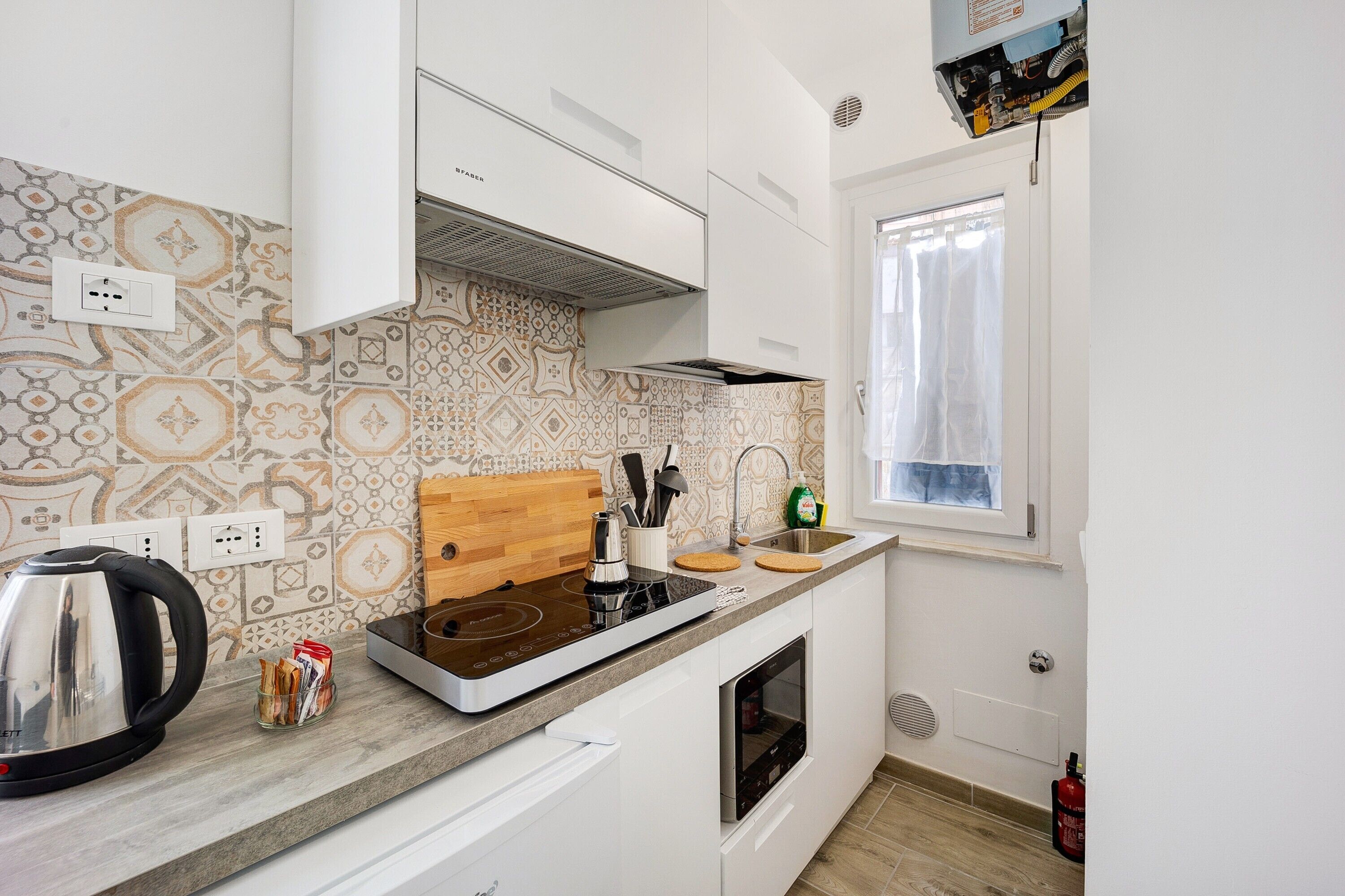 Geladeira, micro-ondas, cooktop, cafeteira/chaleira